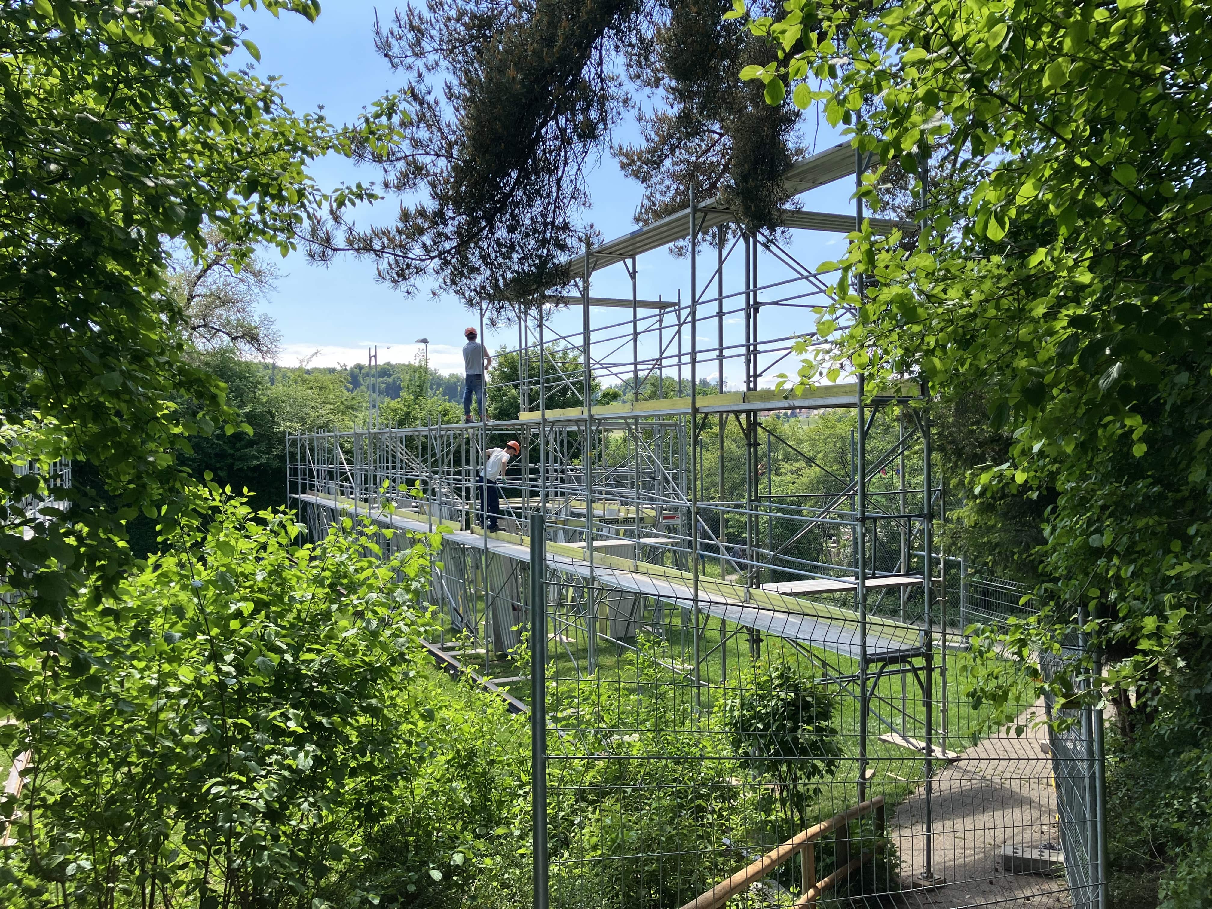 Gerüstbau zur Vorbereitung für das Provisorium.